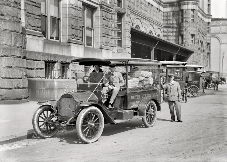 Washington, D.C., 1914. "Departamento de Correos - paquetería". Una imagen del exterior de la oficina de correos en la Avenida Pensilvania durante su último año de operaciones, antes de su traslado y el edificio pasara a conocerse como la Antigua Oficina 
