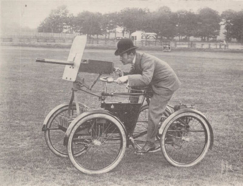 Simms en su Motor Scout en junio de 1899