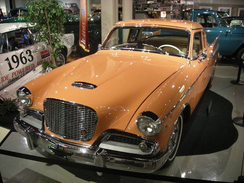 Un Studebaker Hawk de 1961 en el Museo Nacional Studebaker en South Bend , Indiana ( Estados Unidos ).