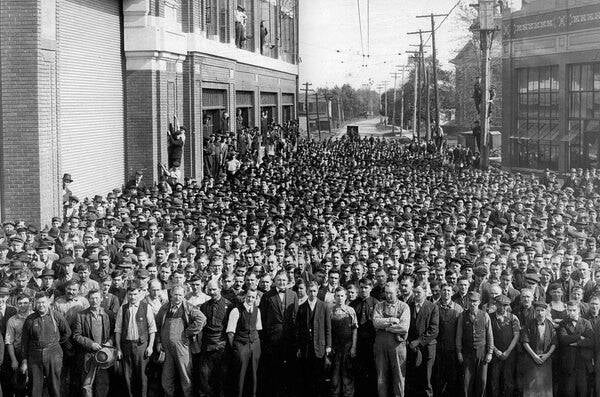 Más de 1.700 trabajadores de Ford of Canada se reúnen para una fotografía en algún momento durante la Primera Guerra Mundial (1914-1918)