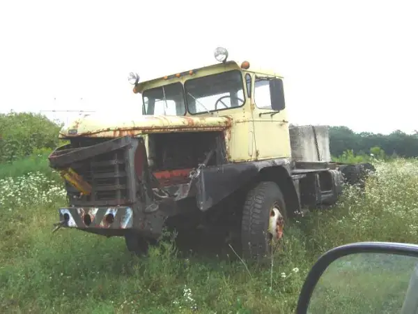 Esta reliquia claramente tiene un motor de gasolina GMC V12.