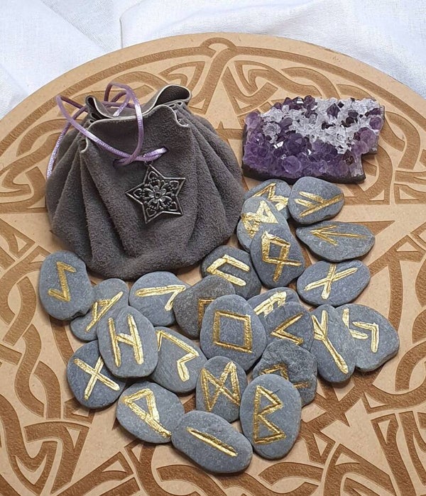 Runes en galets de rivière