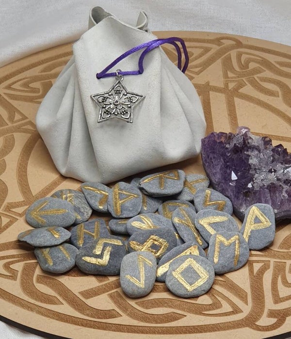 Runes en galets de rivière