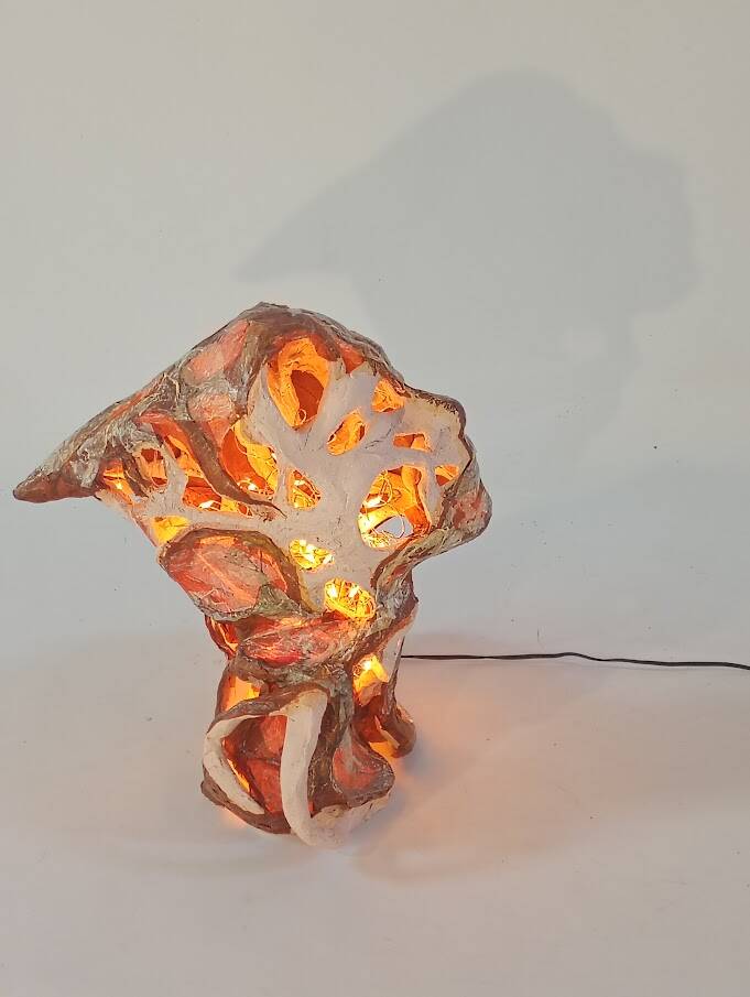 een lichtsculptuur met porselein en zijdepapier 