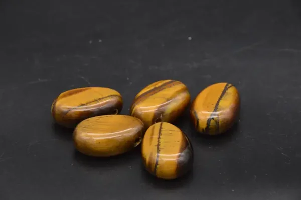 Tijgeroog hanger geboord