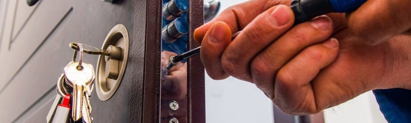 Stuart locksmith replacing a lock for a costumer