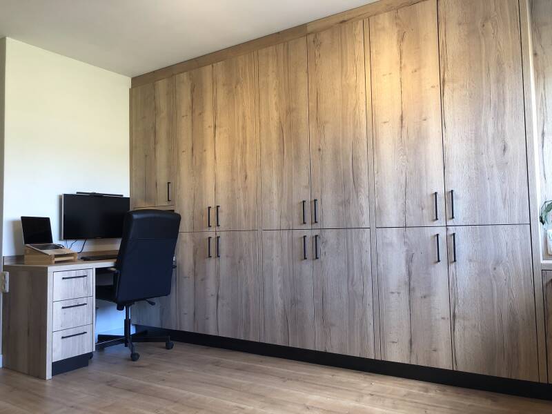 Thuiswerkplek met boekenkast