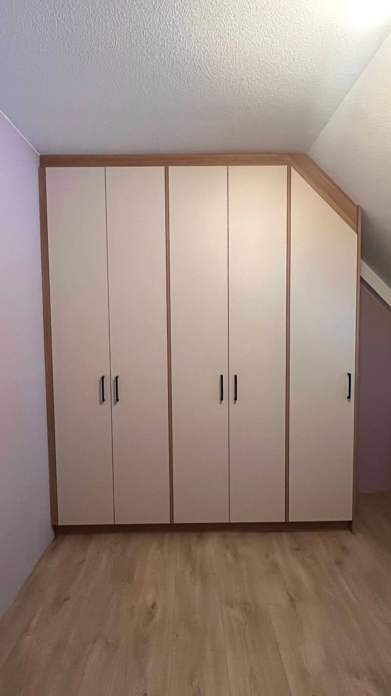 Tweekleurige garderobekast