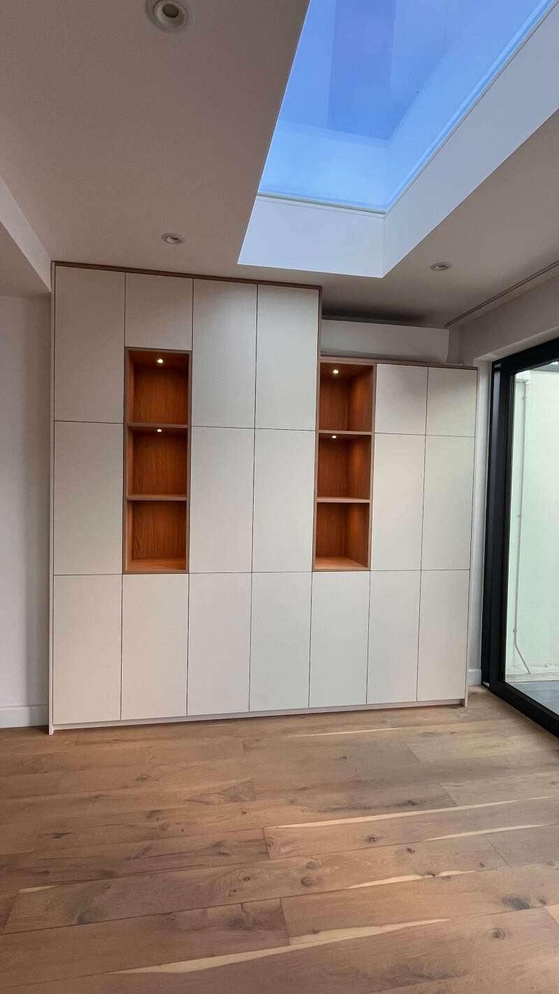 Wandkast met eiken vakken voorzien van ledverlichting