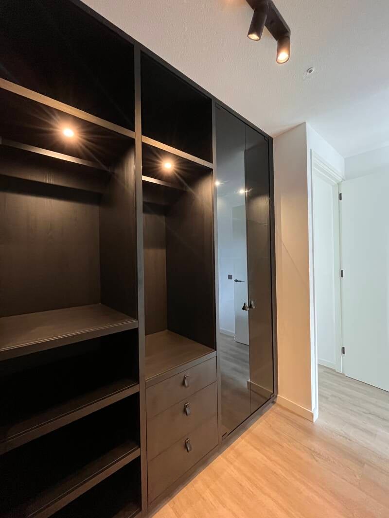 Luxe inloopkast met verlichting en glas