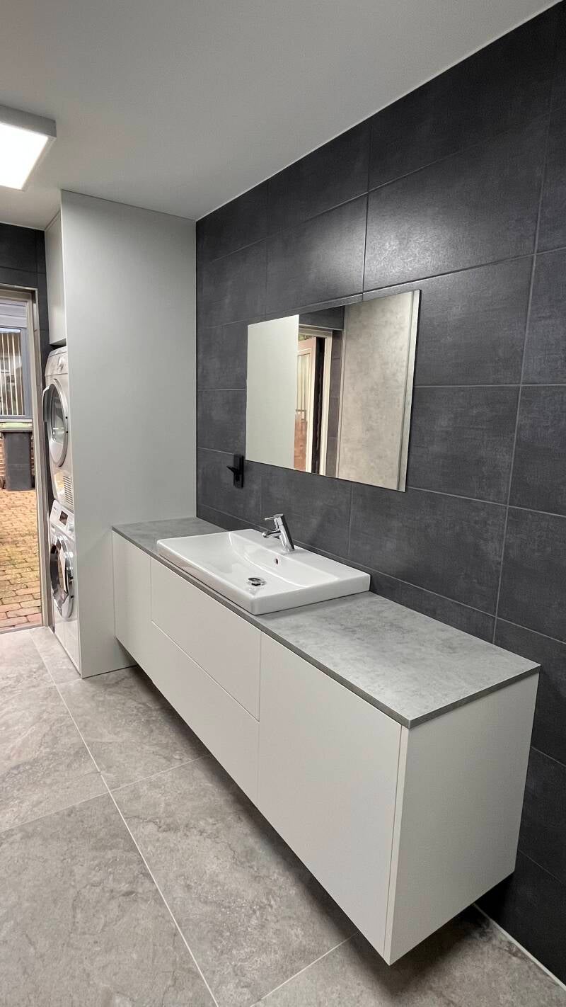 Badmeubel in wit en steenlook