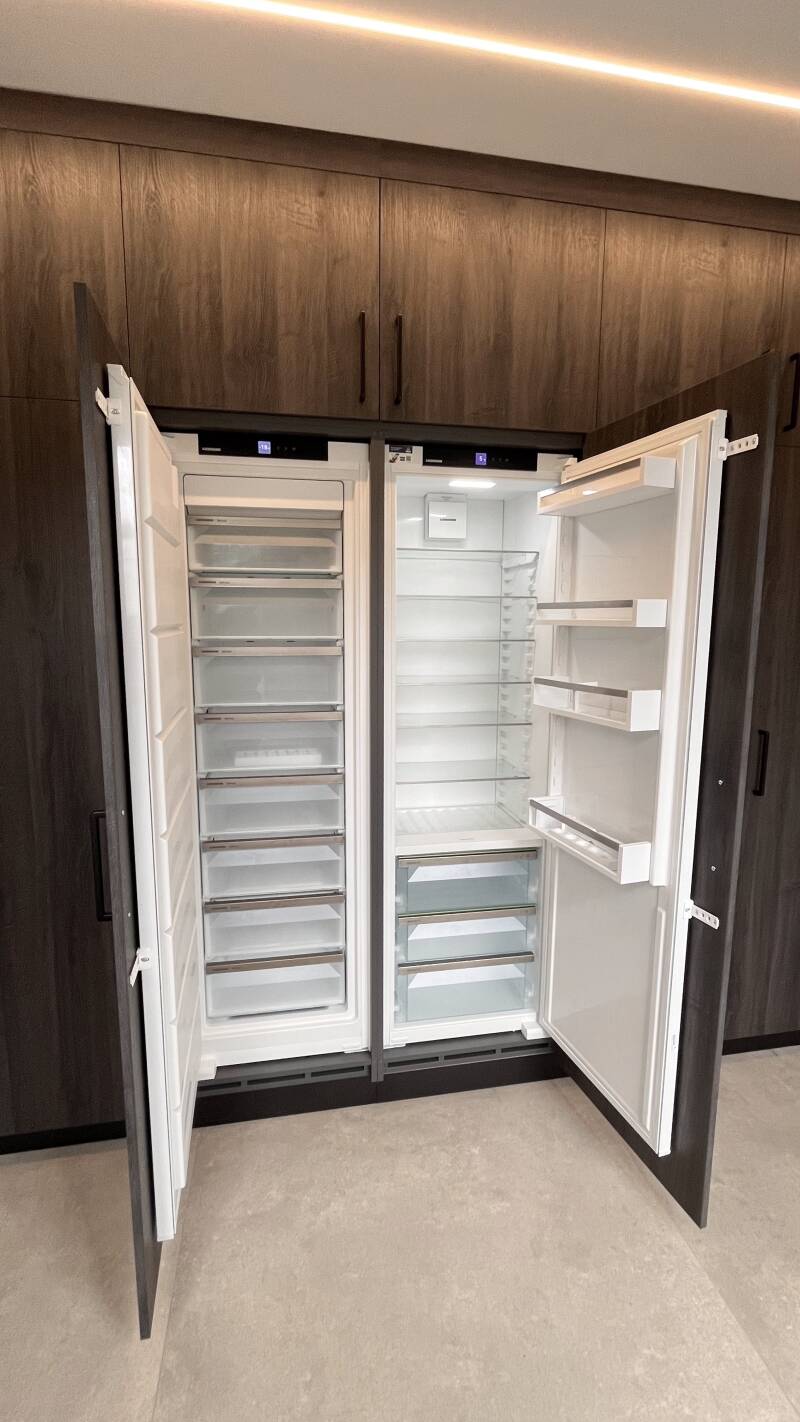 Wandvullende bijkeukenkast met inbouwdiepvries- en koelkast