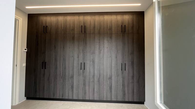 Wandvullende bijkeukenkast met inbouwdiepvries- en koelkast