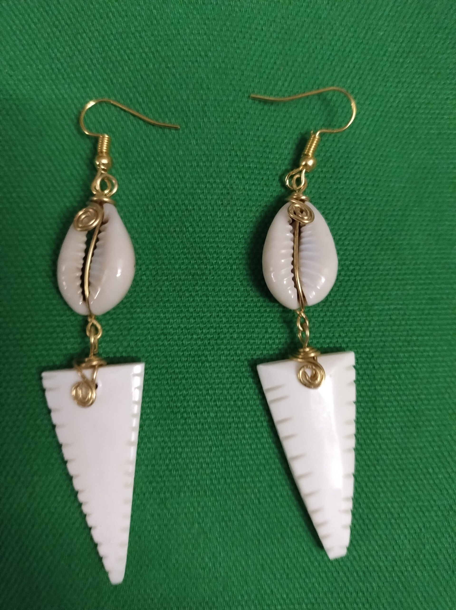 BOUCLES D'OREILLES EN OS ET CORI