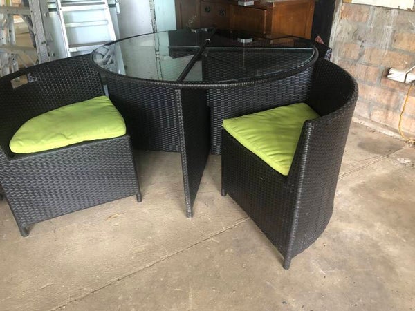 Round wicker outdoor dining