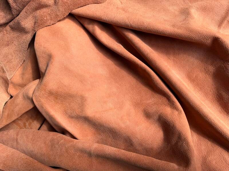 chroomgelooid-geschuurd-leder-terracotta.jpg