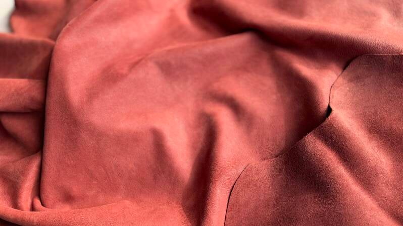 chroomgelooid-geschuurd-leder-rood.jpg