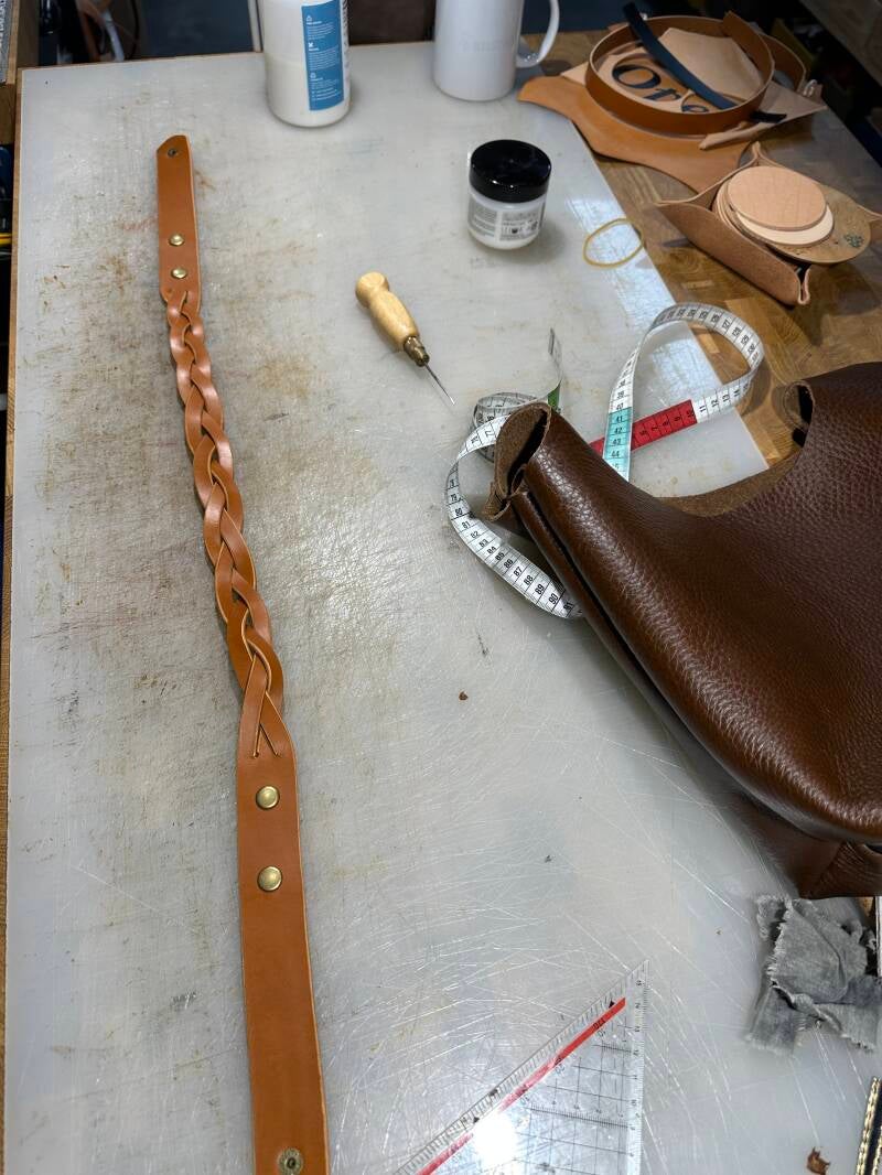 eendagse-workshop-lederen-mara-tas-maken gevlochten riem uit tuigleer.jpg