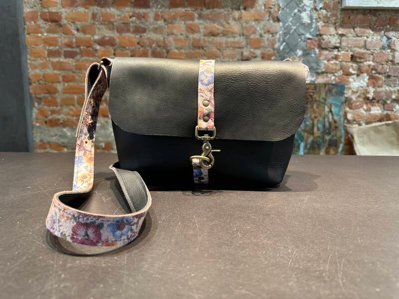Een dag in het atelier, lederen tas maken. Inge tas/T-techniek. resultaat workshop.jpg