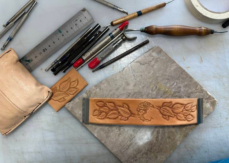 op-maat-gemaakte-herenarmband-leathercarving.jpg