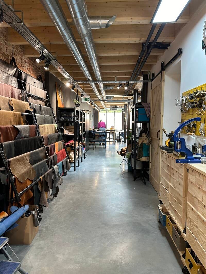 workshop-lederen-tas-maken-workshop-doorlopende-soufflet-sfeerbeeld atelier.jpg