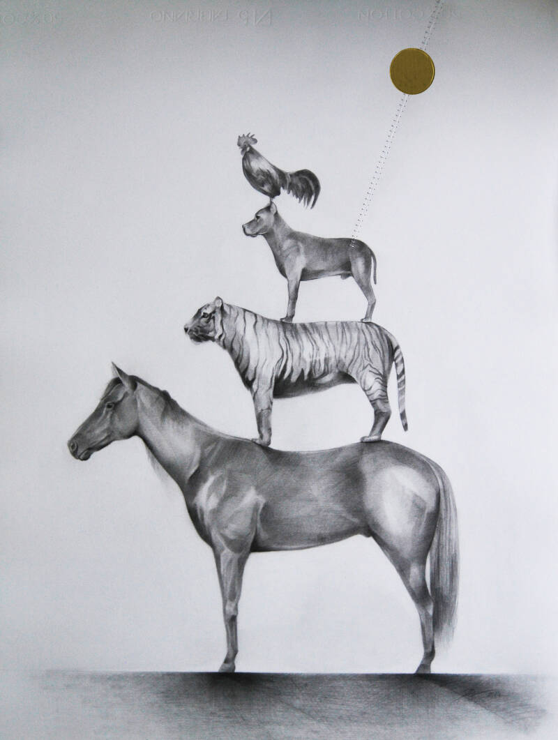 Inspirada en los Castellers de Cataluña y el cuento de los Músicos de Bremen, es una metáfora de la fragilidad de poderes en la sociedad contemporánea. Un sello dorado que asemeja el sol, está cruzado por una cicatriz realizada con puntadas de hilo blanco