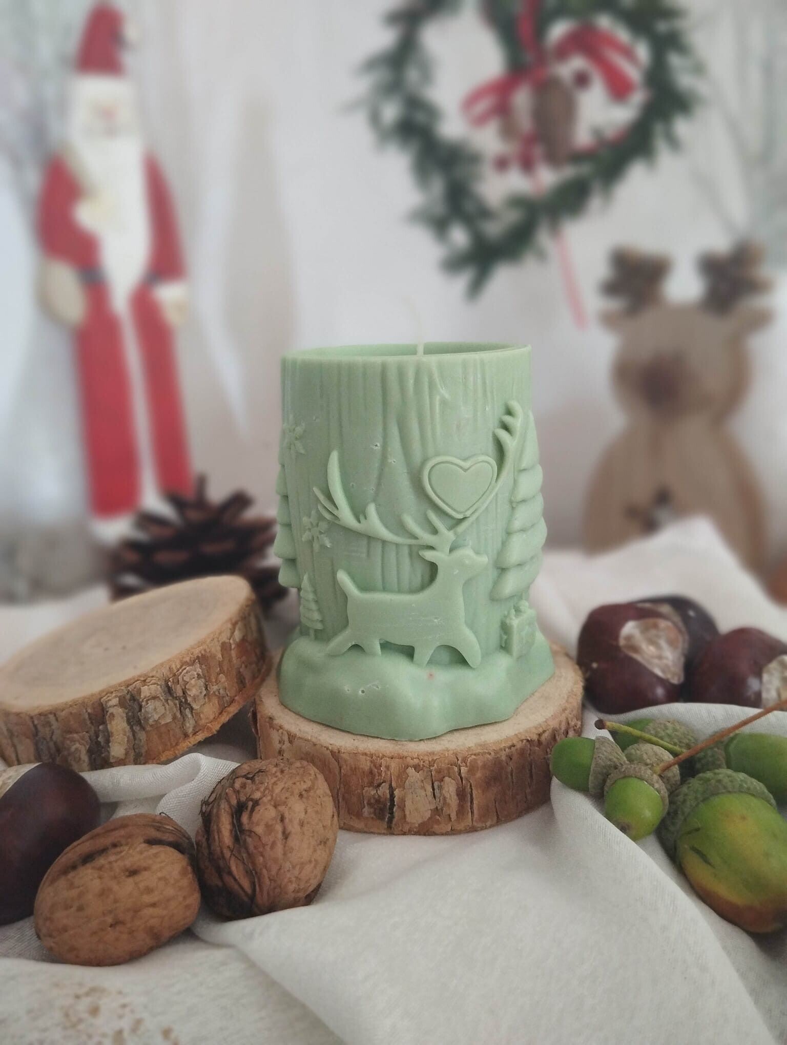 Weihnachtliche Standkerze mit Rentier und Tannenbaum