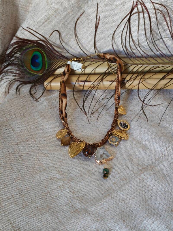 Âme Fauve – Collier Léopard, Agates & Breloques Dorées