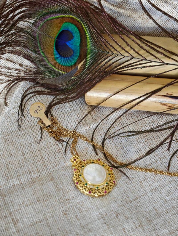 Écho d'Autrefois – Collier Médaillon Vintage en Nacre