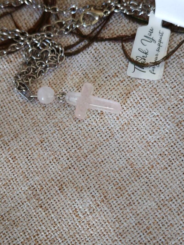 Croix de Douceur – Collier Quartz Rose & Chaîne