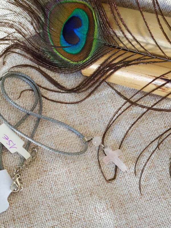 Croix de Douceur – Collier Quartz Rose & Cordon Gris