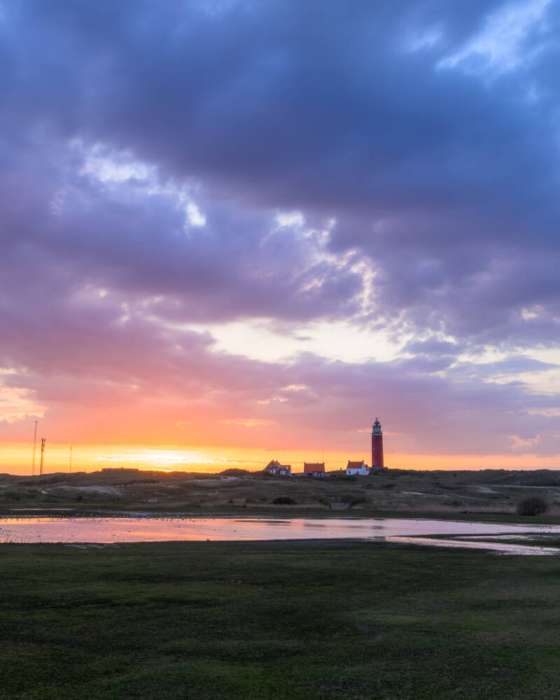 Kleurrijke zonsondergang bij de Vuurtoren van Texel