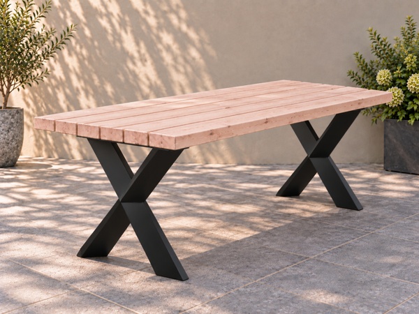 Douglas eettafel met gedraaide X-poten op maat