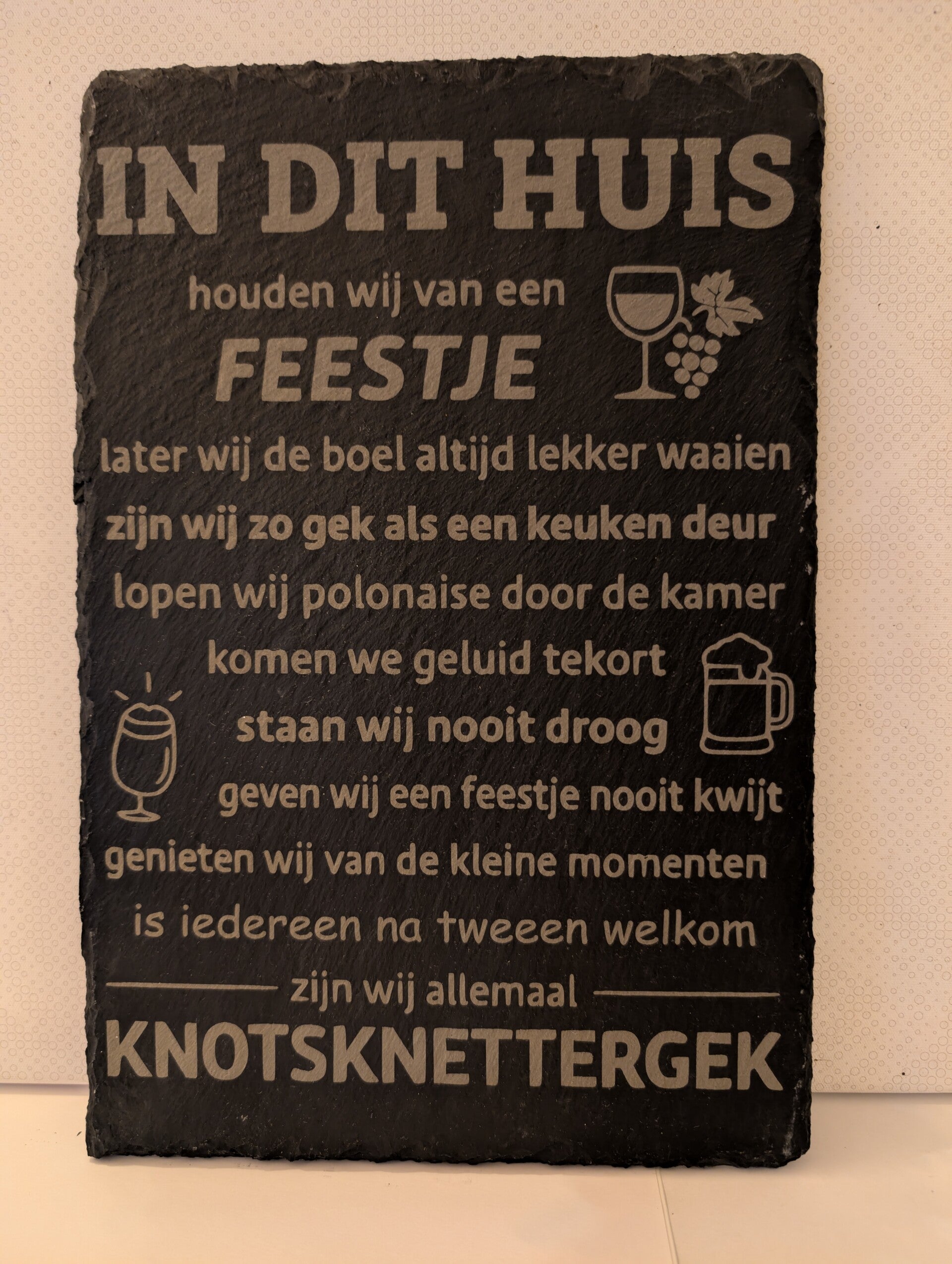 In dit huis Feestje leisteen (gegraveerd)