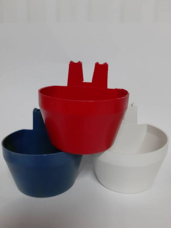 Futter und Wasserbecher