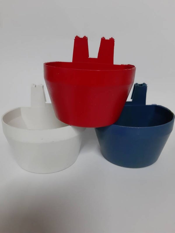 Futter und Wasserbecher