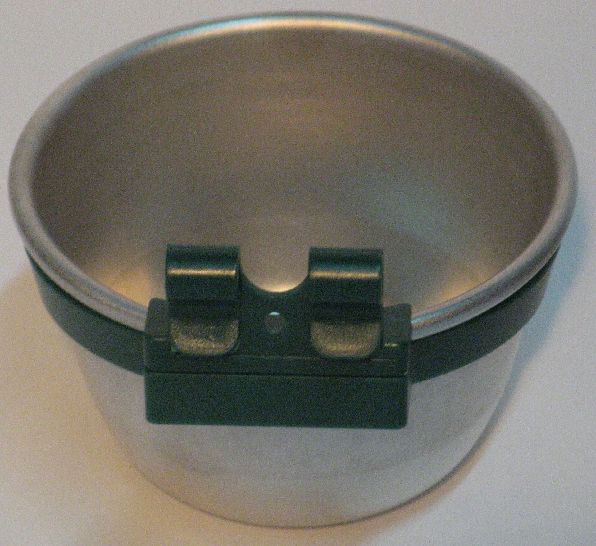 Alubecher ca. 300 ml mit 2 Halterungen