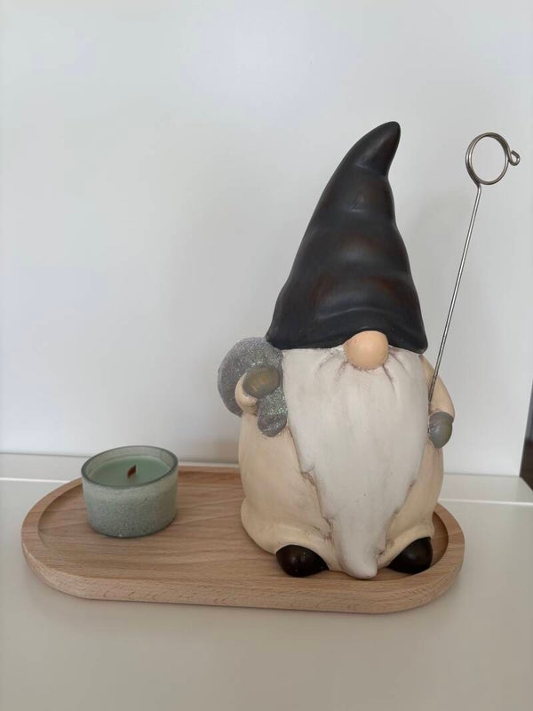 Gnoom op houten schaaltje