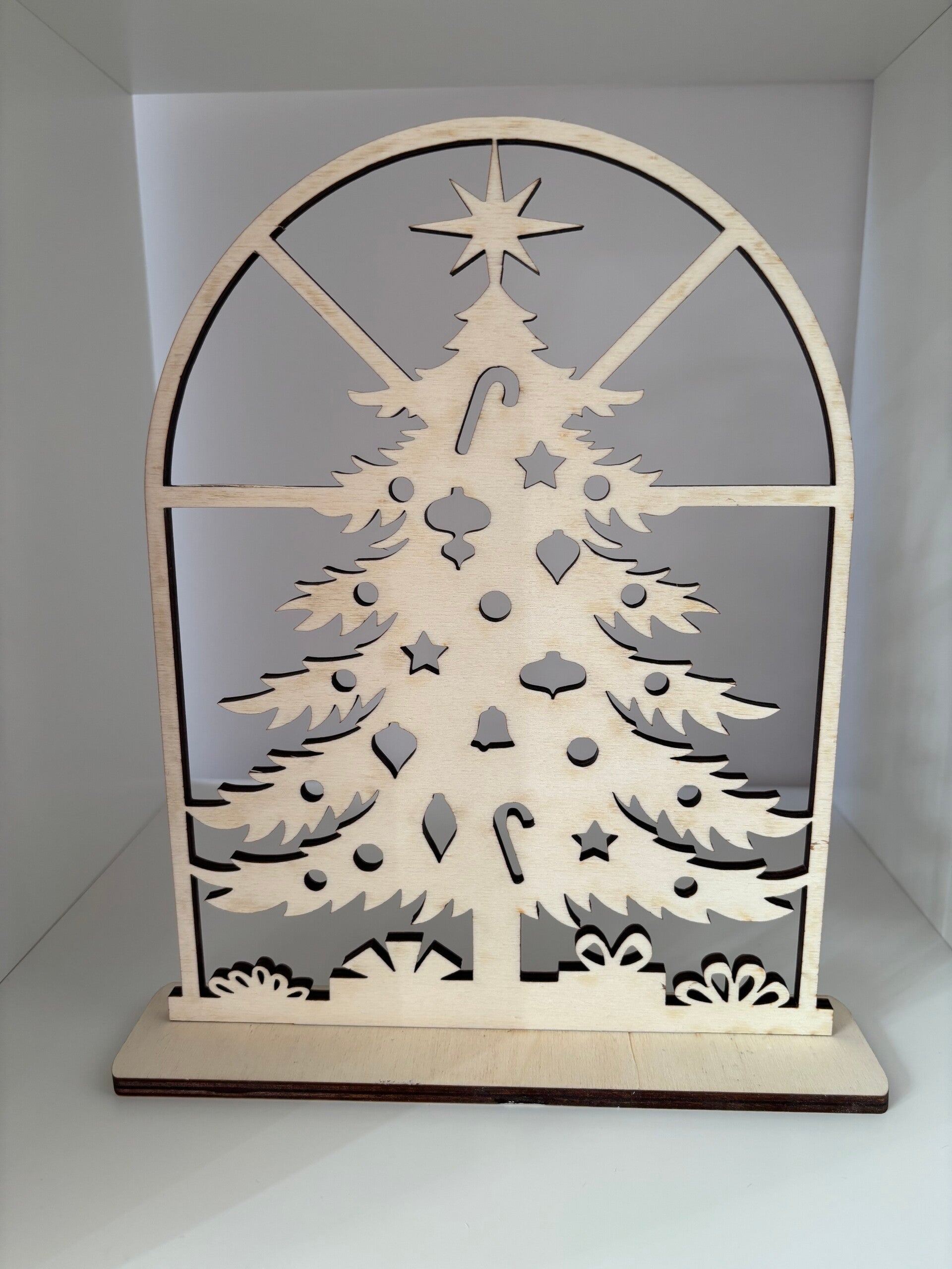 Houten raam met kerstboom