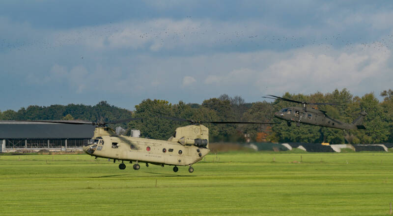 Tijdens  Falcon autumn werd met meerdere helikopter typen tegelijk troepen gedropt. Zoals hier met een amerikaanse Chinook Ch-47F en Uh-60 Blackhawk