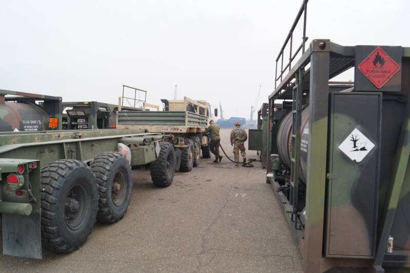 Natuurlijk moeten alle voertuigen afgetankt worden. Dit gebeurde door de Koninklijke Landmacht.