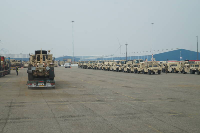 De haven stond aardig vol met een groot aan verschillende voertuigen.