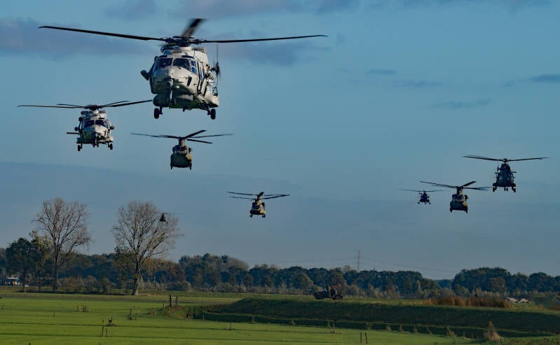 Iets wat ik zelden gezien heb/had was wel een formatie helikopters  tijdens  het oppikken van de soldaten.