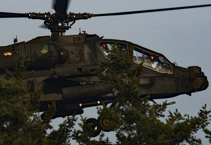 Verstoppen achter de bomen of andere objecten in het terrein. 