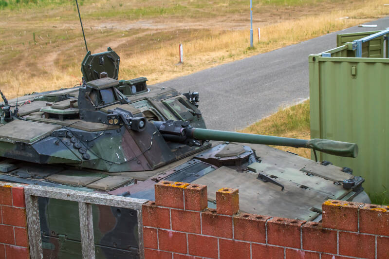 Een Cv90 observeert de omgeving en geeft dekking aan de andere Cv90&#039;s. Hier staat hij vlak naast ons gebouw.
