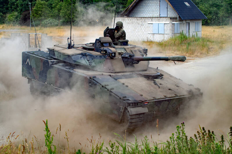 Achteruit! Niet stil blijven staan. Altijd blijven &quot;zagen&quot;