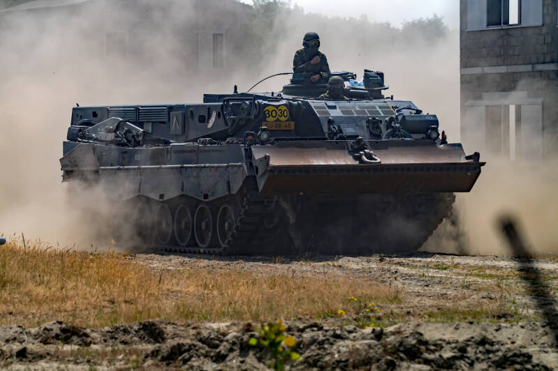 Voor het geval een voertuig uitvalt, staat de Buffel klaar. De Buffel is de bergingstank op Leopard 2 onderstel en is sinds de jaren &#039;90 in gebruik bij de Koininklijke Landmacht.