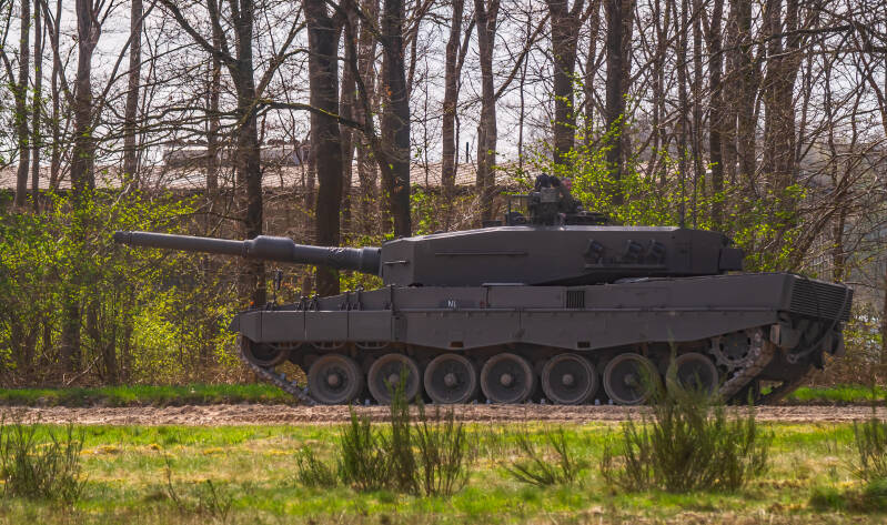 De Leopard 2A4 is sinds 1979 in gebruik geweest bij de Koninklijke Landmacht. In totaal had de Kl er 445 stuks in gebruik.