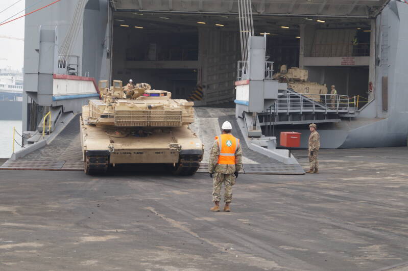 Een M1 Abrams en M2 Bradley komen via de grote laadklep het schip afrijden.
