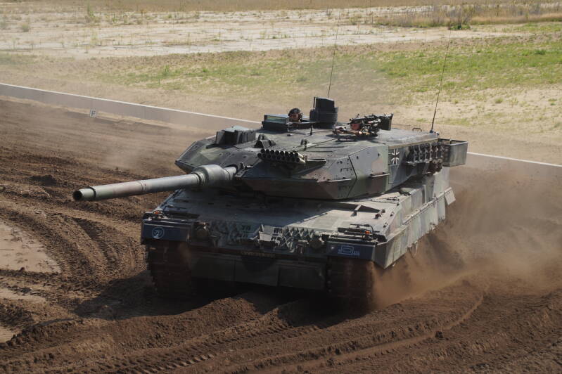 leopard-2a6-414-tankbat-2-cie-y-907-739-102-standard-umj4k0.jpg